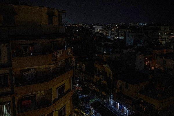 65. Bryan Denton'dan minik ışık noktaları, Lübnan'ın Trablusşam şehrinde özel elektrik üretimi için kimlerin hala para ödeyebildiğini gösteriyor.