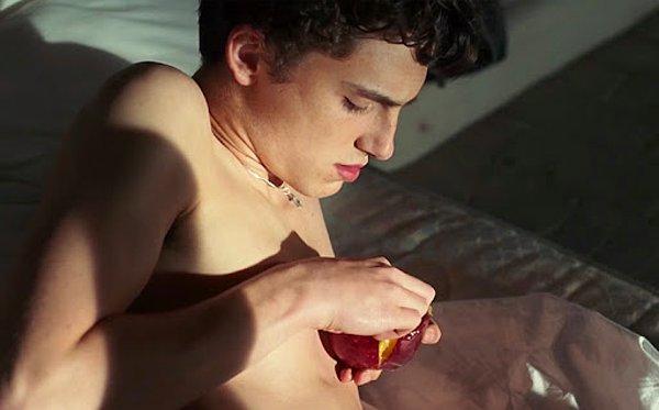 15. Genç oyuncu Timothée Chalamet'nin 'Beni Adınla Çağır' filmindeki şeftali sahnesi izleyicilerde uzun süre unutulmayan bir şok etkisi yaratmıştı.