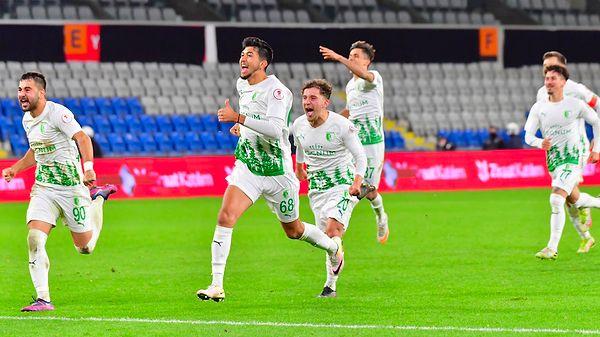 Ziraat Türkiye Kupası 4. turunda Medipol Başakşehir, normal süresi ve uzatmaları 1-1 berabere biten maçta panaltılarda 2. Lig ekibi Bodrumspor'a mağlup olarak kupaya veda etti.