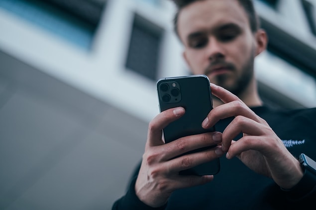 1. Eğer birisi size fotoğraf göstermek için telefonunu verdiyse diğer fotoğraflara bakmayın.