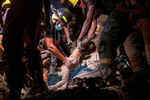 6. Ricardo Arduengo'dan Haiti'de yaşanan depremin enkazından 3 yaşındaki bir çocuk kurtarılıyor.