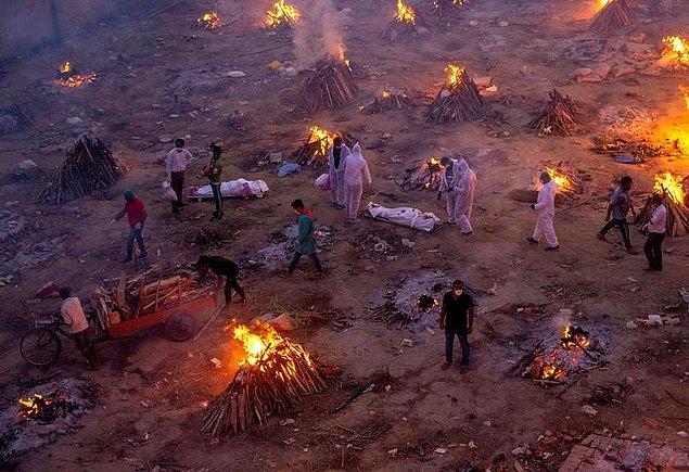 8. Danish Siddiqui'den Hindistan'ın Yeni Delhi şehrinde bulunan krematoryum alanında COVID nedeniyle hayatını kaybeden insanlar yakılıyor.