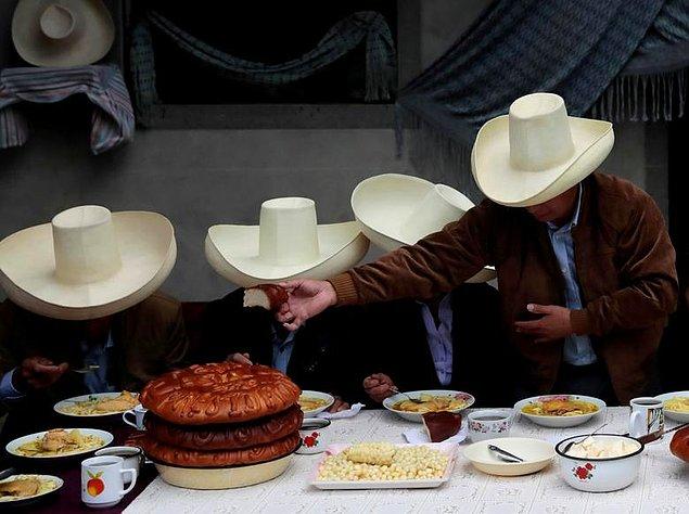 19. Alessandro Cinque imzalı fotoğrafta Peru başkanlık seçimleri öncesi seçim adayı Pedro Castillo ailesi ile kahvaltı yapıyor.