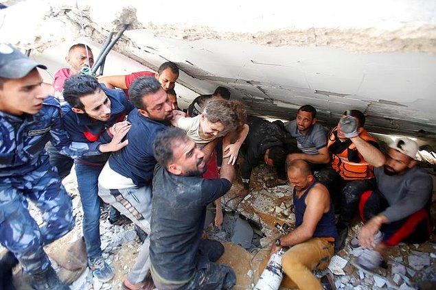 21. Mohammed Salem kamerasından Gazze şehrinde bir hava saldırısı sonrası bir çocuk enkaz altından çıkarılıyor.
