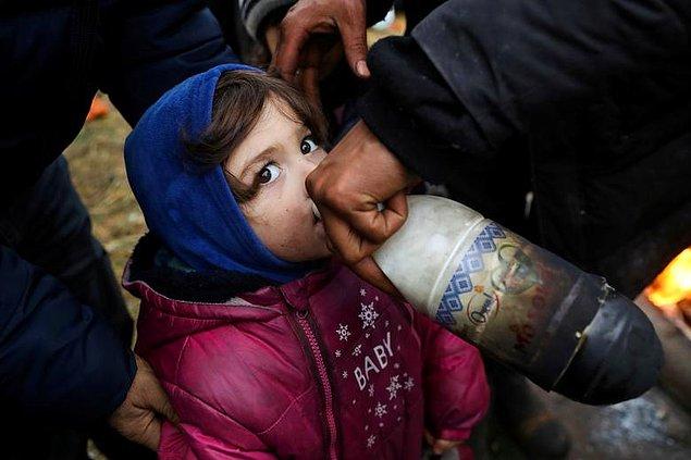 70. Beyaz Rusya-Polonya sınırına mülteci bir çocuk su içiyor, Kacper Pempel.
