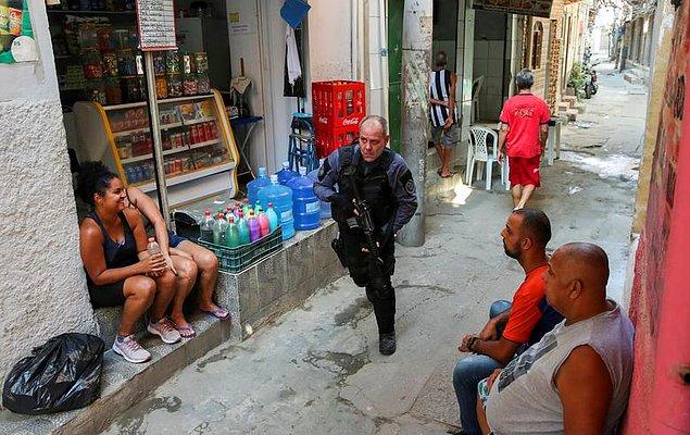 76. Rio de Janeiro'daki Jacarezinho gecekondu mahallesinde uyuşturucu satıcılarına yönelik bir operasyon sırasında bir polis memuru pozisyon alıyor, Ricardo Moraes.