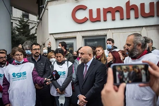 İşten Çıkarmalara Tepki Gösteren Cumhuriyet'in Genel Yayın Yönetmeni Görevden Alındı