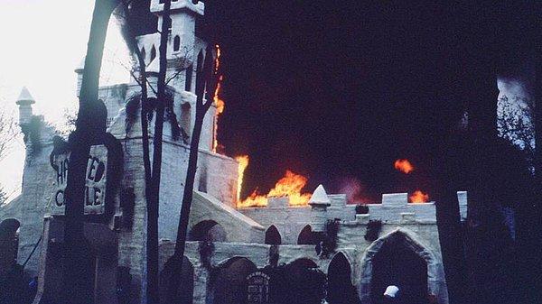 4. 1984'te, Six Flags Great Adventure'daki Haunted Castle'da çıkan bir yangında sekiz genç binanın içerisinde mahsur kalarak can verdi.