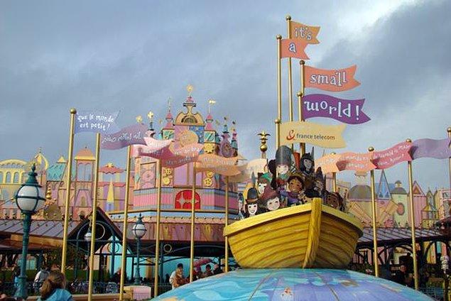 15. 2010 yılında, Disneyland Paris'te bir çalışan, It's a Small World'de bir teknenin altında kalarak can verdi.