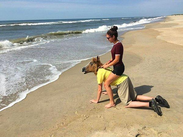 11. "Kız arkadaşım plajda romantik bir şekilde ata binmek istedi. Tabii bir de annesine göstermek için bir fotoğraf. Sonuç ise bu."