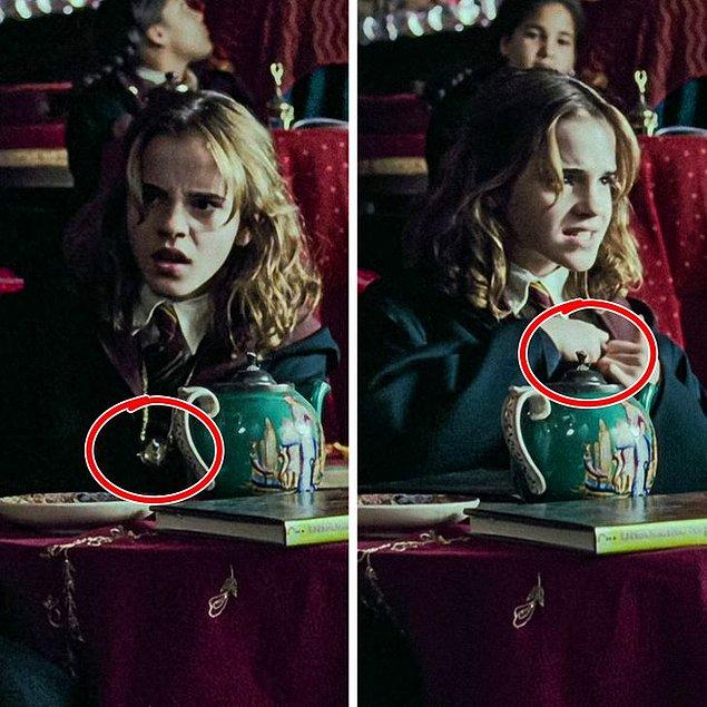 2. Hermione'nin birden sınıfın ortasında belirdiği bu sahnelerde boynundaki zaman döndürücü kolyesini saklamaya çalıştığını görüyoruz.