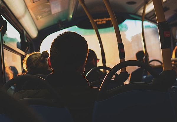 6. Говорить людям шепотом в автобусе, чтобы они не садились рядом с вами