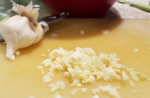 7. Количество чесночного аромата зависит от того, КОГДА вы добавляете чеснок. Для легкого вкуса добавляйте его сначала, для более яркого вкуса - в конце