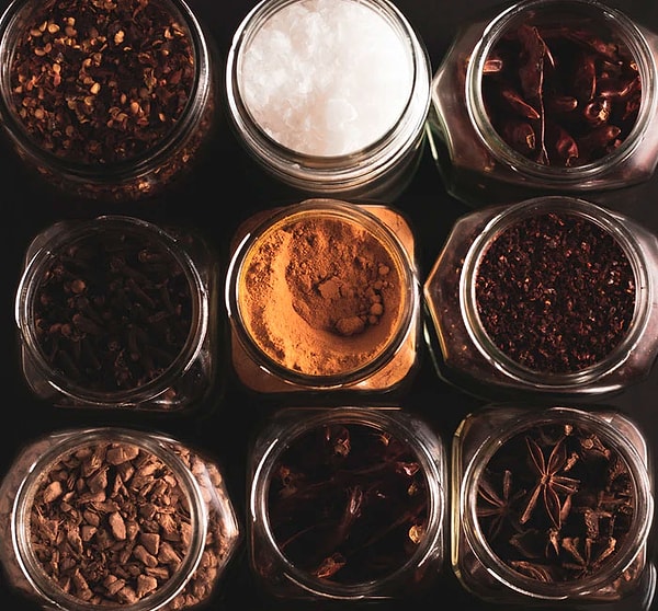 11. Запах очень похож на вкус, и если вы не уверены в том, как комбинировать различные специи, откройте баночки и понюхайте их все вместе