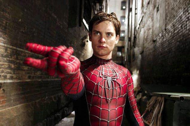 2002 yılındaki ilk 'Spider-Man' üçlemesinde ise Peter Parker'ın yaşça daha büyük bir halini Tobey Maguire canlandırmıştı.