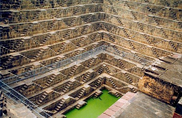 20. Basamak Kuyu, Hindistan'ın bir köyünde inşa edilmiş. (MS) 800 yılında inşa edilen bu kuyu, insanların suya daha rahat ulaşması için tasarlanmış.