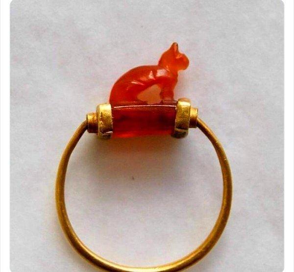 23. Altın kedi figürlü eski bir Mısır yüzüğü. (MÖ) 712 yılına ait.