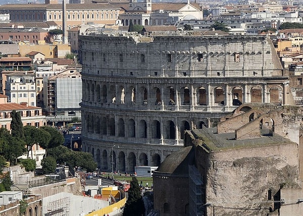 4. Как правило, избегайте ресторанов, которые находятся в непосредственной близости от очень популярных туристических достопримечательностей (Эйфелева башня, Саграда Фамилия, Колизей). Эти места, вероятно, созданы для того, чтобы привлечь туристов, не знающих ничего лучшего. Есть некоторые исключения из скрытых драгоценных камней в туристических районах, но если вы не провели исследования заранее, избегайте этих мест.