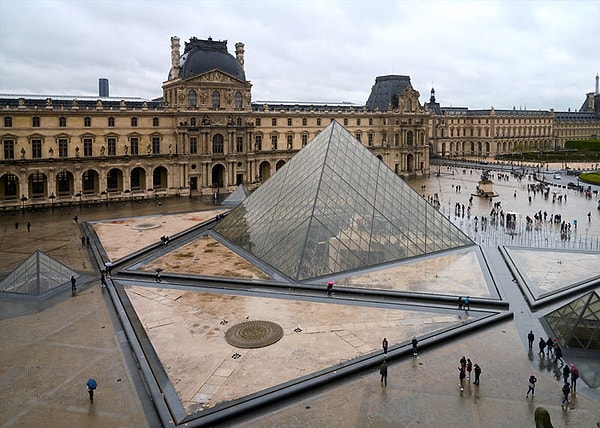 9. Некоторые леди притворяются глухими на площади в Лувре. Они глухие до того момента, пока вы не скажите им, что у вас нету денег.