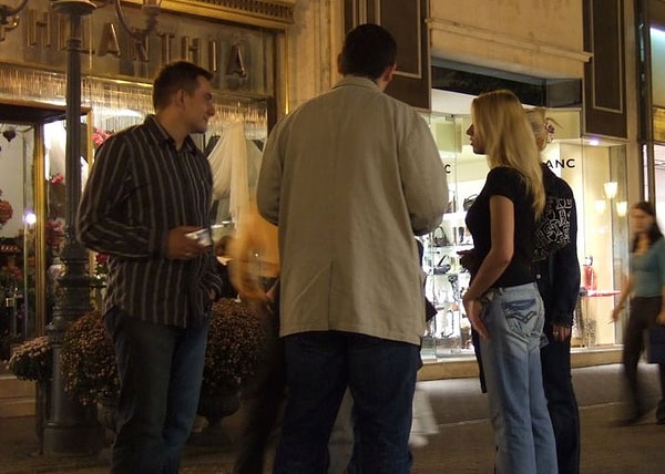 12. Не идите с парнем, который говорит, что его друг - владелец хорошего отеля поблизости.