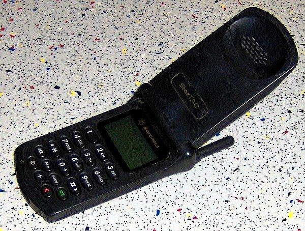 Kapaklı ilk telefon: Motorola StarTac