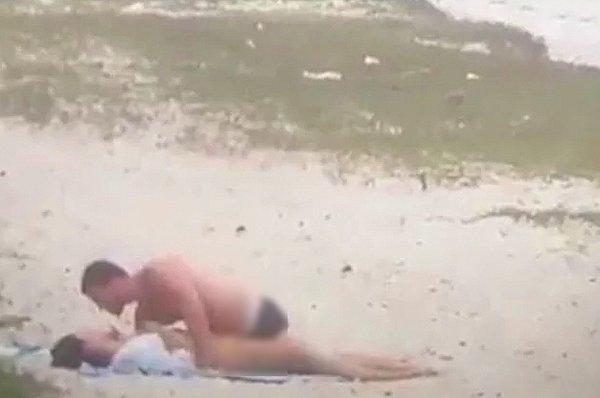Brezilya'nın kalabalık plajlarından bir tanesinde kimseye aldırış etmeden cinsel ilişkiye giren çift tutuklandı.