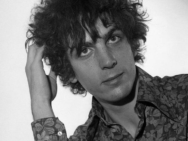 Psikolojik sorunlar, madde bağımlılığı ve yaratıcılık arasında sıkışan eski grup üyesi Syd Barrett gruptan 1970’te ayrılmıştır.