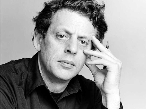 Bu akım tanımlamalarından uzak kalmak için son bestelerinde büyük değişimler olduğu halde Philip Glass’ın birlikte anılmaktan kurtulamadığı akım hangisidir?