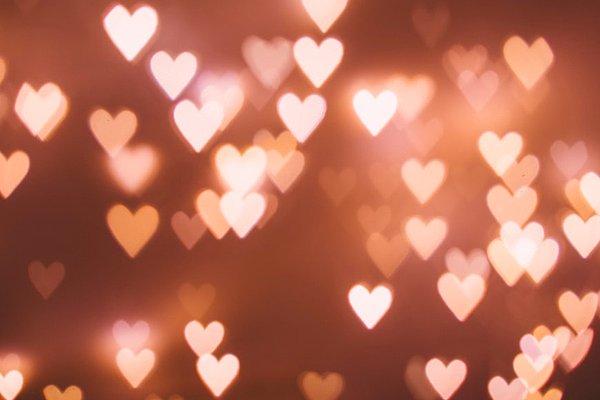 10. Sevgiyi ve aşkı simgeleyen kalp sembolü 1250'li yıllarda kullanılmaya başlandı. Bu tarihten önce sembol için yaprak kullanılıyordu.