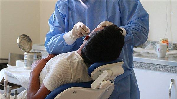 Ünlü diş doktoru Dr Shaadi Manouchehri, kişilerin dişlerini koruması için yapmaması önemli bir şey olduğunu söyledi.