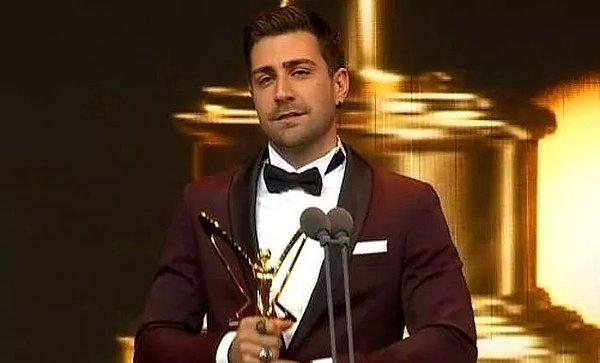 47. Altın Kelebek Ödülleri'nde En İyi Erkek Oyuncu ödülüne layık görülen genç oyuncu, geçtiğimiz aylarda gündem olan Nihal Yalçın Tamer Karadağlı sürtüşmesine göndermede bulunmuştu.