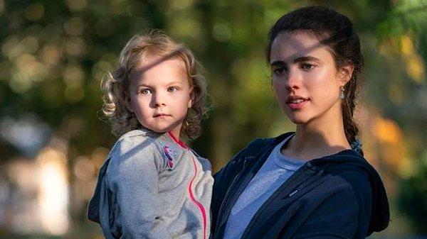10. 2021'in belki de en hüzünlü dizilerinden biri olan 'Maid' dizisinde Alex ve küçük kızının Regina tarafından kadın sığınma evine bırakıldığı sahneler kalp kırıcıydı.