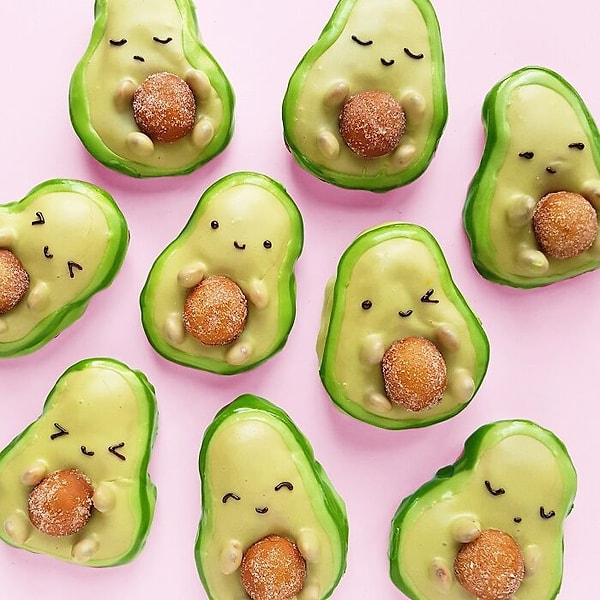 6. Жареные пончики из ванильной фасоли с глазурью из матча и отверстиями для пончиков, покрытых сахаром