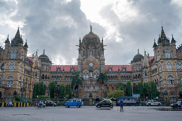 14. Zengin - fakir ayrımının açıkça görüldüğü Hindistan'ın en zengin şehri Mumbai'dir.