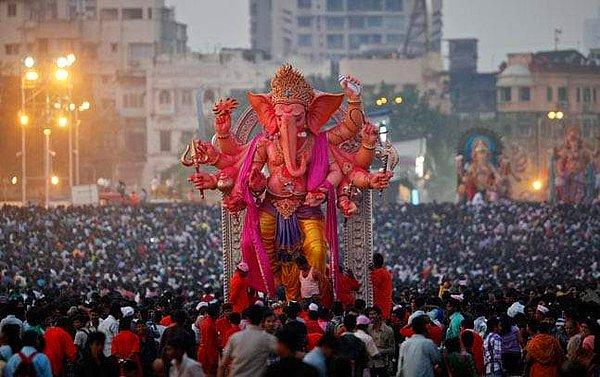 21. Hindistan'ın en büyük sokak festivali olan Ganesh Chaturthi, Mumbai'de kutlanıyor.