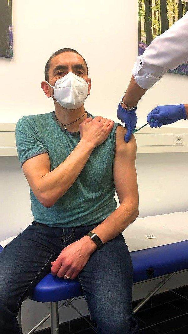 10. Uğur Şahin 'aşı olmadı' iddialarına yanıt vermek adına birkaç ay önce çektirdiği bir fotoğrafını paylaştı.