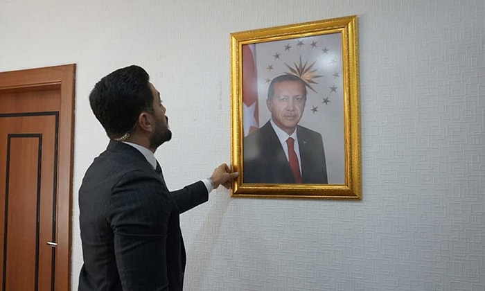 Cumhurbaşkanı Erdoğan'ın Fotoğrafını Yere Atan Kişi Tutuklandı