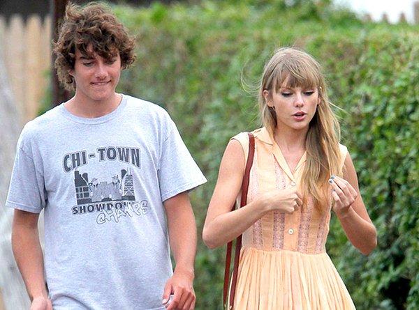 10. Taylor Swift, eski sevgilisi Conor Kennedy'nin ailesine komşu olmak için tam yanlarındaki evi 5 milyon dolara satın almıştı!