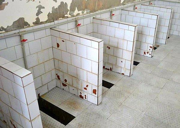 13. "Çin'de tuvalet dedikleri şey bildiğiniz yere açılmış koca bir delik... Büyük şehirlerde bile böyle bir tuvalet sorunu var."