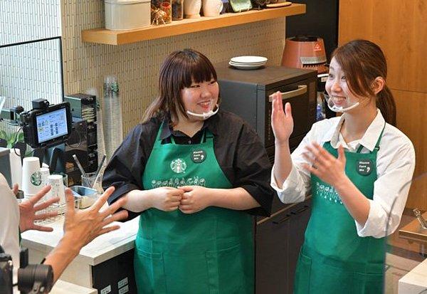 7. "Japonya'da gördüğüm tüm insanlar kurallara uyuyor ama dükkan çalışanlarının davranışları beni en çok şaşırtan şey oldu. Sabahtan akşama kadar gülümsüyorlar, asla saygısızlık etmiyorlar, aynı cümleyi binlerce kez aynı tonda tekrarlıyorlar!"