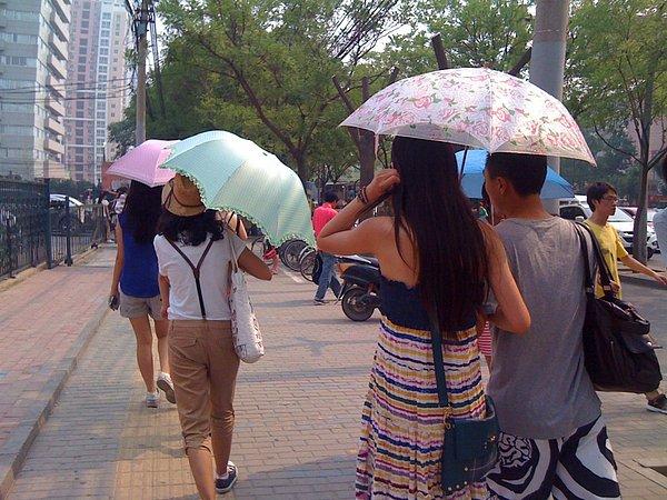 18. "Ben tüm dünyanın şemsiyeleri yağmurdan korunmak için kullandığını sanıyordum, ta ki Asya ülkelerine gidene kadar. İnsanlar hem esmerleşmeme hem de güneş ışınlarından korunmak için yazın şemsiyeyle dolaşıyor."