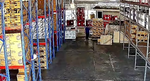 Yaşananlar güvenlik kameralarında net bir şekilde görülüyor.