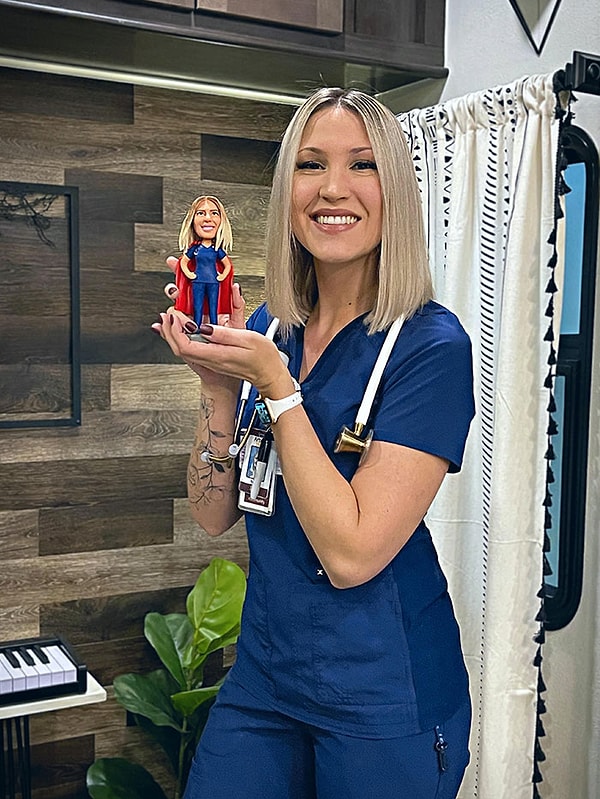 17. Поправила свой макияж после того, как всплакнула от подарка, который мне подарил мой муж