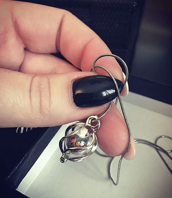 19. Подарок на день свадьбы от моего мужа. Внутри этого стеклянного шара размельчены лепестки самого первого букета цветов, который он мне подарил