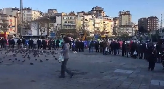 Kartal'da Ucuz Ekmek Almak İsteyen Vatandaşlar Halk Ekmek Büfesinin Önünde Yüzlerce Metrelik Kuyruk Oluşturdu