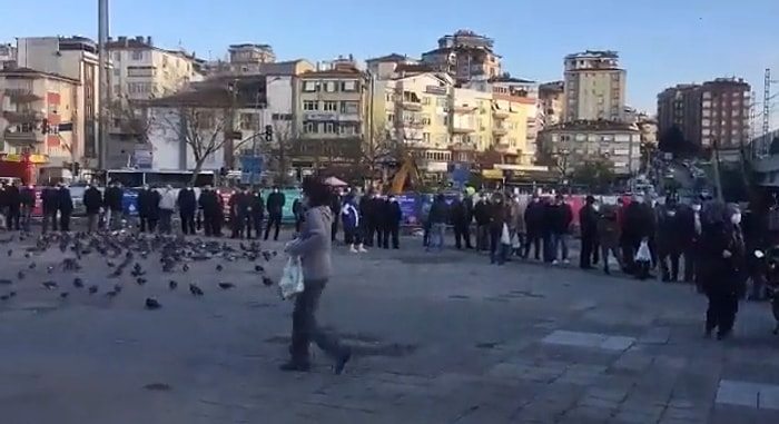 Kartal'da Ucuz Ekmek Almak İsteyen Vatandaşlar Halk Ekmek Büfesinin Önünde Yüzlerce Metrelik Kuyruk Oluşturdu