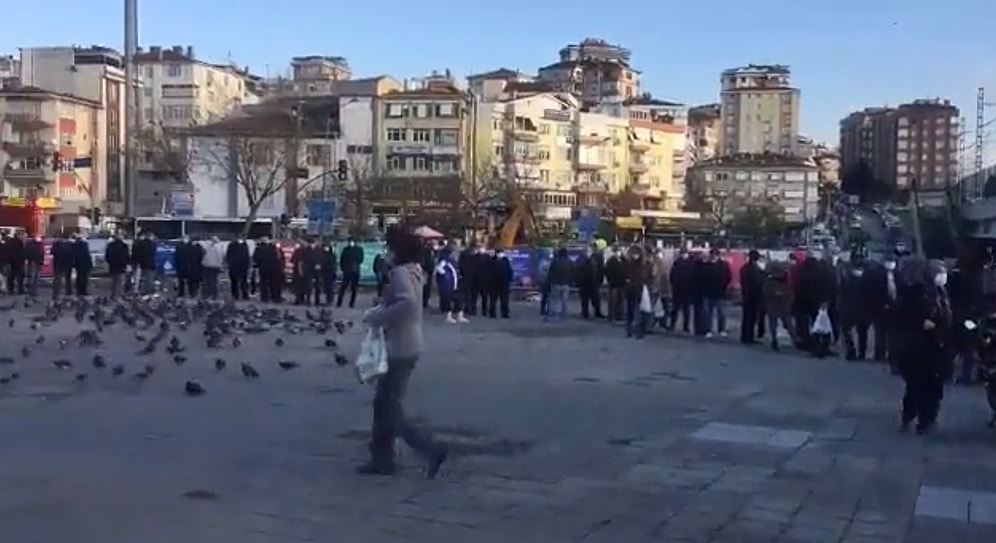 Kartal'da Ucuz Ekmek Almak İsteyen Vatandaşlar Halk Ekmek Büfesinin Önünde Yüzlerce Metrelik Kuyruk Oluşturdu