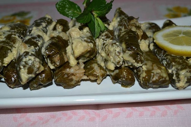 4. Sarmaya yeni bir lezzet katan ayvalı tahinli yaprak sarma...