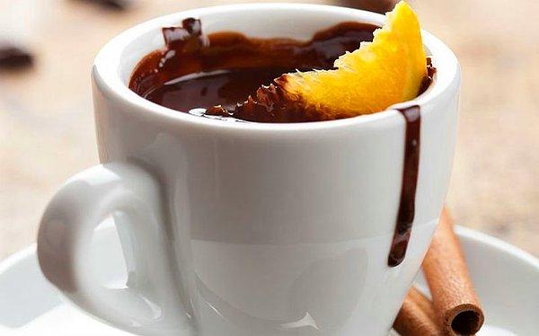 6. Portakalla buluşan sıcak çikolatanın lezzette zirve yaptığı bir içecek tarifi!