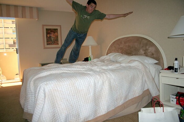 5. Быть счастливым в браке - это как оставаться на ночевку с лучшим другом каждую ночь до конца жизни